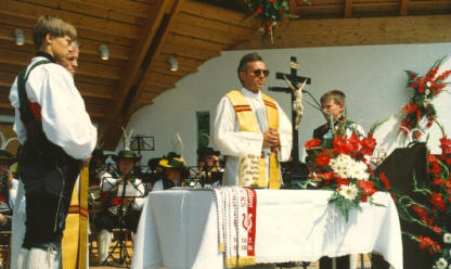 Dekan Albert Ebner bei der Segnung des neuen Musikpavillons am 24. Juli 1992